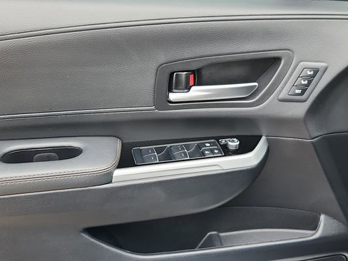 Used 2025 Toyota Sienna Platinum FWD image 8