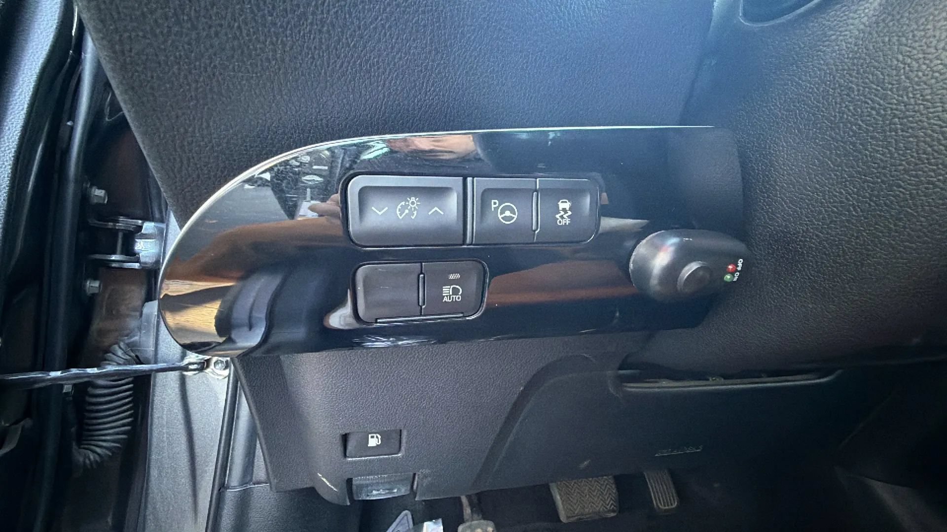 Used 2020 Toyota Prius LE AWD/4WD image 24