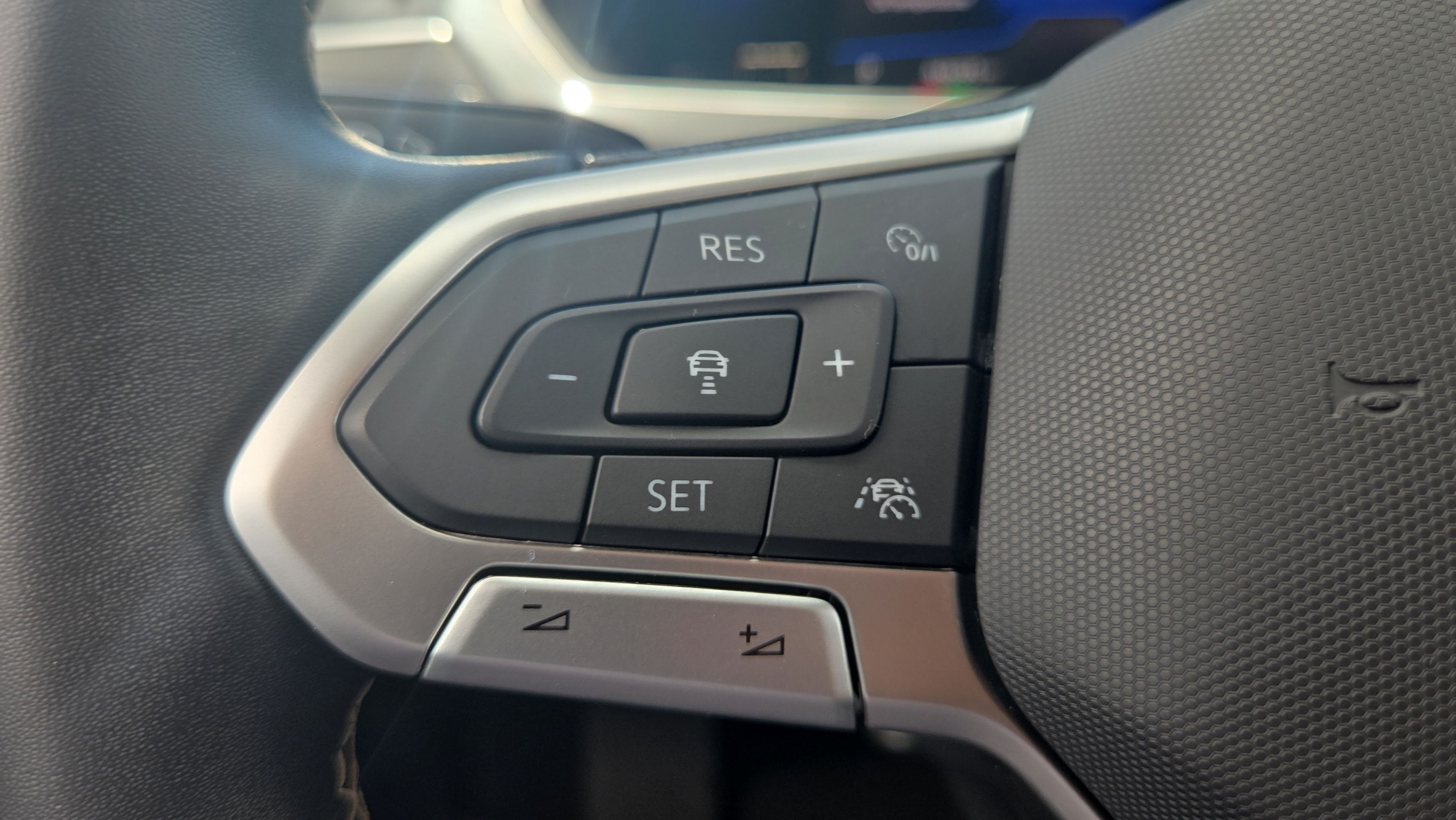 Used 2022 Volkswagen Tiguan SE FWD image 25