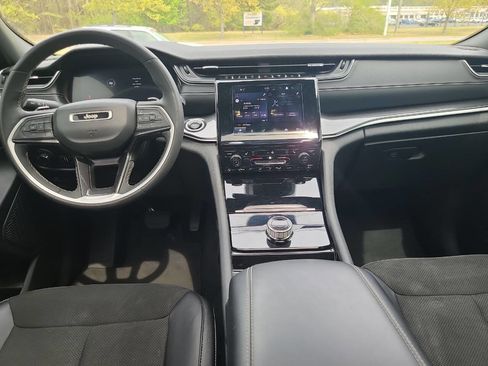 Used 2023 Jeep Grand Cherokee L Laredo image 30