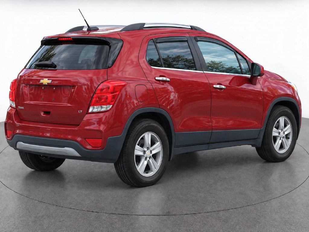 Used 2020 Chevrolet Trax LT w/ Sun & Sound Package FWD image 4