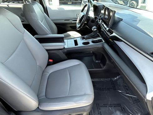 Certified 2025 Toyota Sienna XLE FWD image 10