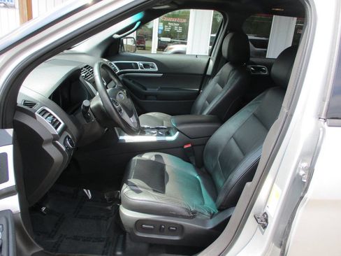 Used 2015 Ford Explorer XLT w/ Equipment Group 202A AWD/4WD image 16