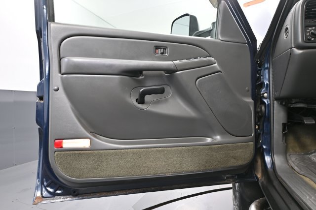 Used 2005 Chevrolet Silverado 2500 LS w/ Heavy-Duty Power Package AWD/4WD image 13