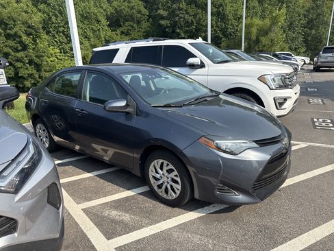 Used 2019 Toyota Corolla LE FWD image 3