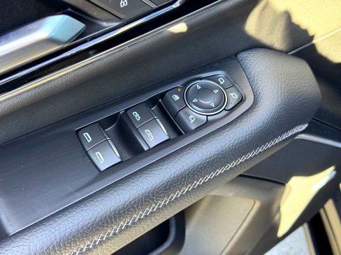 Used 2025 GMC Yukon XL Denali w/ Denali Reserve Package image 17