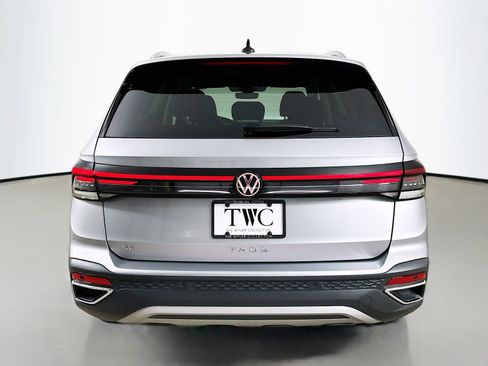 Used 2025 Volkswagen Taos SE FWD image 6