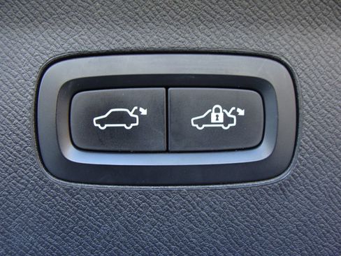 Used 2016 Volvo XC90 T6 Momentum w/ Momentum Plus Package image 38