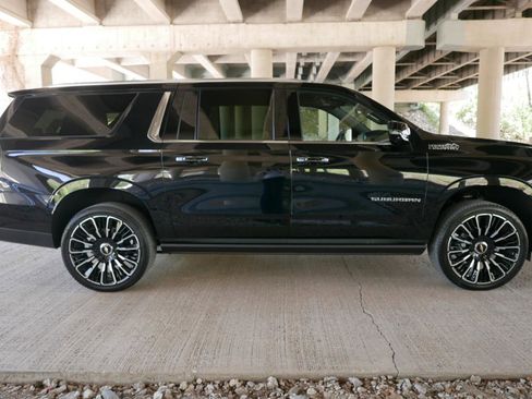 Used 2025 Chevrolet Suburban High Country AWD/4WD image 55