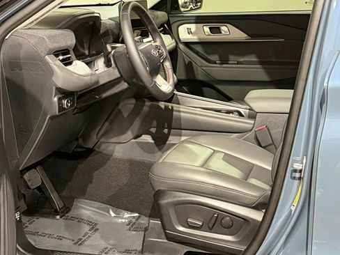 Used 2025 Ford Explorer Active w/ Active Comfort Package image 41