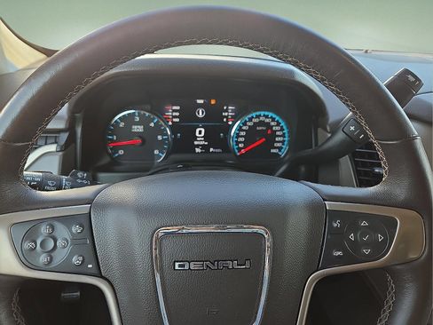 Used 2017 GMC Yukon Denali AWD/4WD image 4