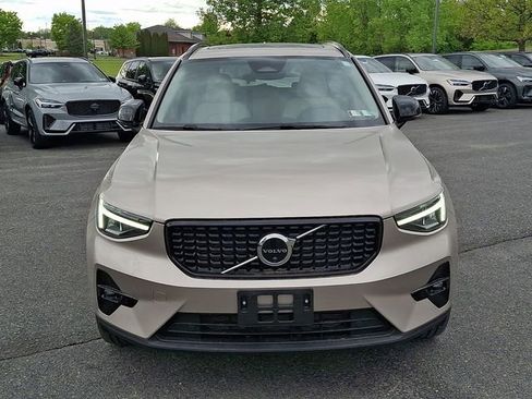 Used 2023 Volvo XC40 B5 Plus w/ Climate Package AWD/4WD image 2