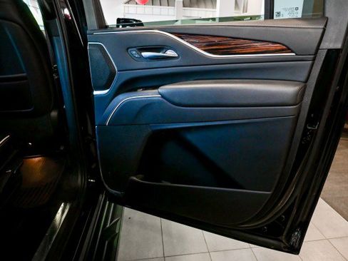 Used 2021 Cadillac Escalade ESV Premium Luxury AWD/4WD image 25