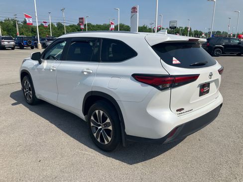Used 2023 Toyota Highlander XLE AWD/4WD image 5