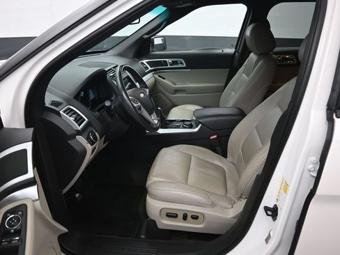 Used 2015 Ford Explorer XLT w/ Equipment Group 202B AWD/4WD image 9