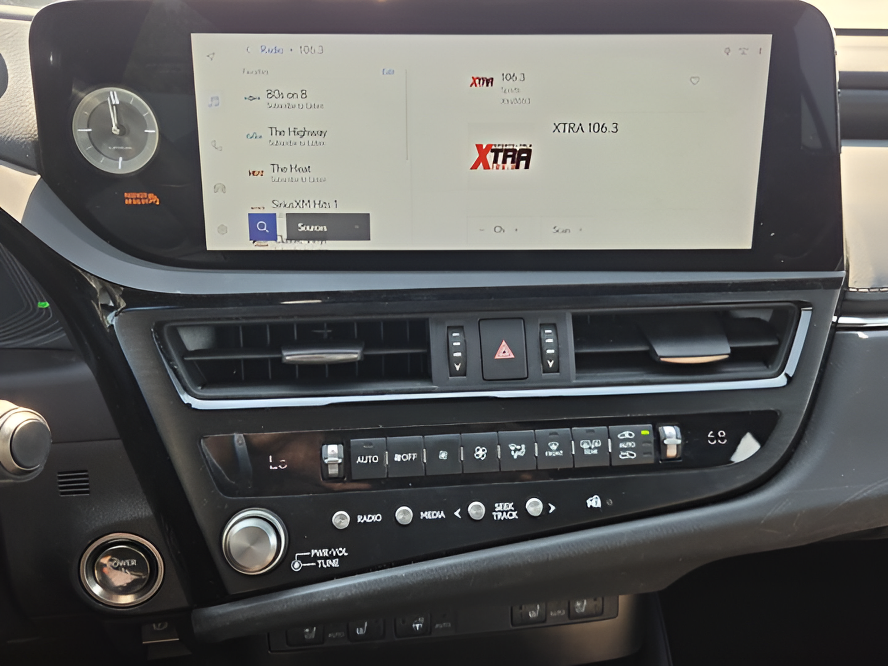 Certified 2023 Lexus ES 300h w/ Premium Package FWD image 15