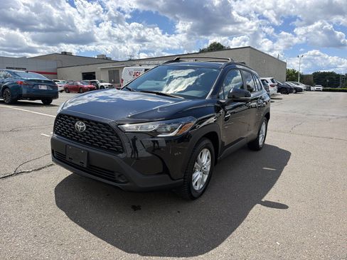 Used 2022 Toyota Corolla Cross LE AWD/4WD image 3