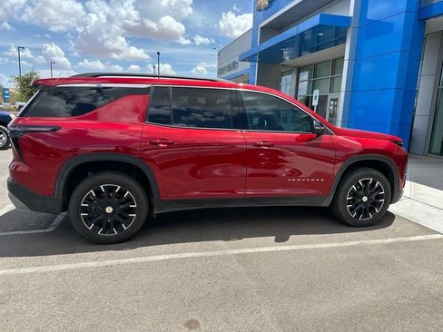 Used 2025 Chevrolet Traverse LT w/ Sun and Wheel Package FWD image 5