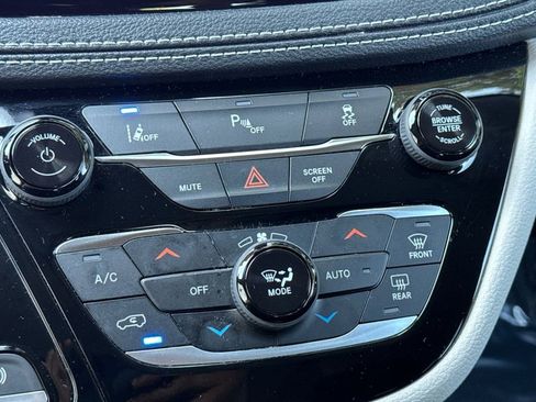 Used 2023 Chrysler Pacifica Touring-L FWD image 20