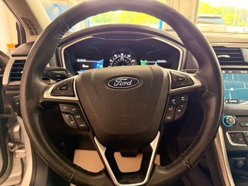 Used 2017 Ford Fusion SE w/ Fusion SE Technology Package FWD image 12