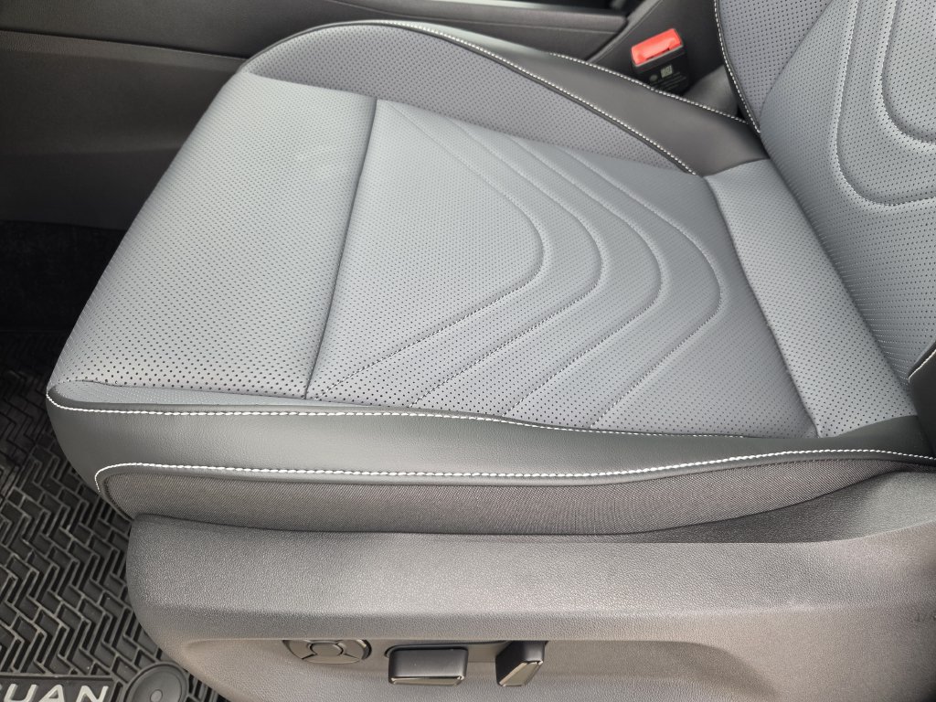 New 2026 Volkswagen Tiguan SE R-Line FWD image 21