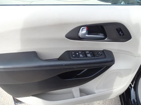 Used 2024 Chrysler Pacifica Touring-L image 13