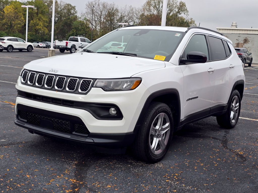 Used 2023 Jeep Compass Latitude w/ Sun and Sound Group AWD/4WD image 3