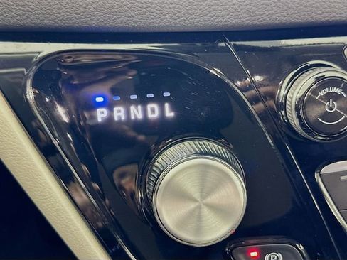 Used 2024 Chrysler Pacifica Touring-L image 17