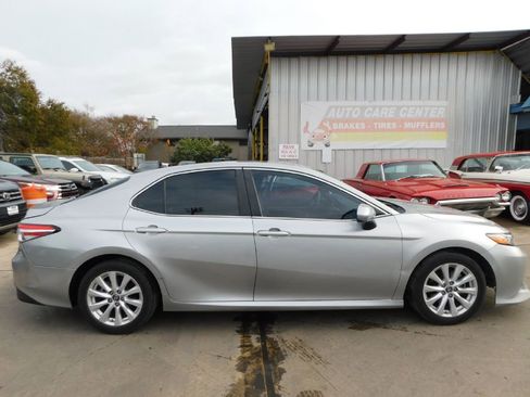 Used 2018 Toyota Camry LE image 8