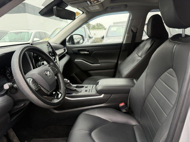 Used 2020 Toyota Highlander XLE AWD/4WD image 3