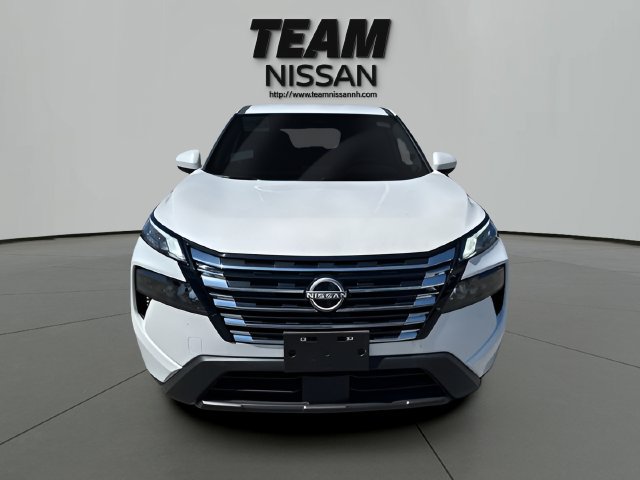 Used 2025 Nissan Rogue SV AWD/4WD image 2