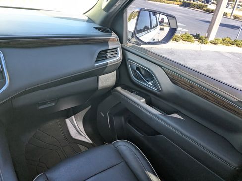 Used 2021 Chevrolet Tahoe Premier w/ Premium Package image 16