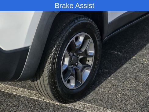 Used 2019 Jeep Cherokee Trailhawk image 11