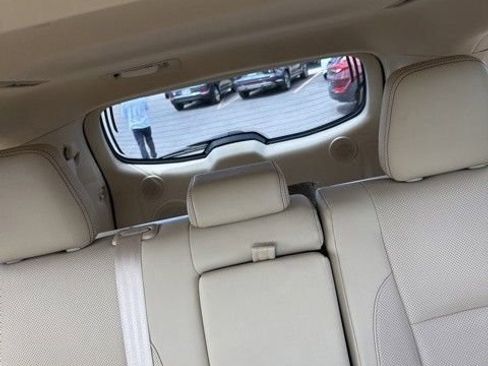 Used 2017 Toyota Highlander Limited AWD/4WD image 4