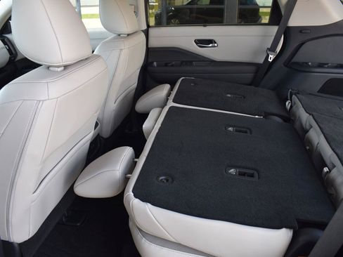 Used 2025 Nissan Pathfinder SL FWD image 53