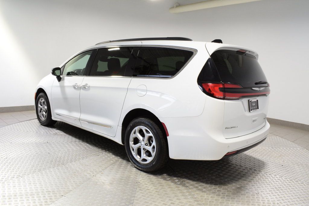 Used 2023 Chrysler Pacifica Limited AWD/4WD image 13