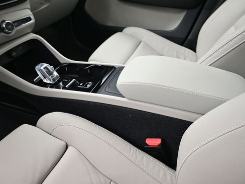 Used 2024 Volvo XC40 B5 Plus AWD/4WD image 21