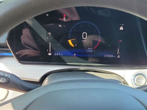 Used 2025 Chevrolet Trax LT FWD image 27