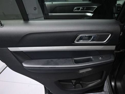 Used 2017 Ford Explorer XLT AWD/4WD image 18