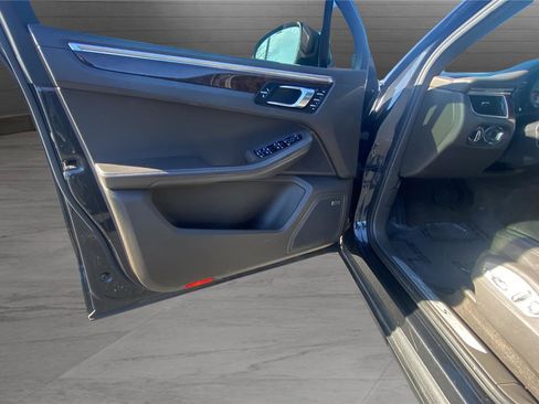 Used 2017 Porsche Macan S image 16