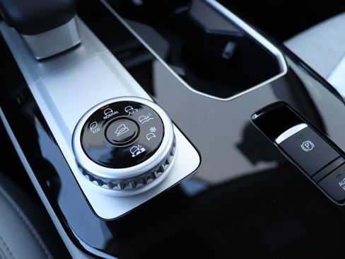 Used 2025 Mitsubishi Outlander SEL image 24