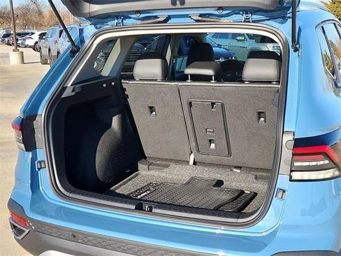 Certified 2025 Volkswagen Taos SE image 5