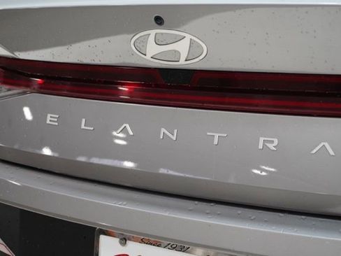 Used 2025 Hyundai Elantra SEL image 12