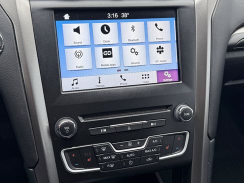 Used 2017 Ford Fusion SE w/ Equipment Group 201A image 15