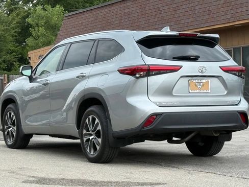 Used 2021 Toyota Highlander XLE AWD/4WD image 3