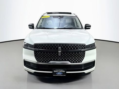 Used 2025 Lincoln Navigator L Reserve AWD/4WD image 2