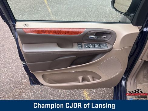 Used 2016 Chrysler Town & Country Touring image 19