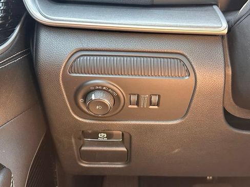 Used 2025 Jeep Wagoneer Series III w/ Premium Group I AWD/4WD image 17