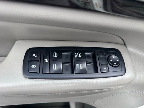 Used 2012 Jeep Grand Cherokee Laredo w/ Laredo E Group image 42