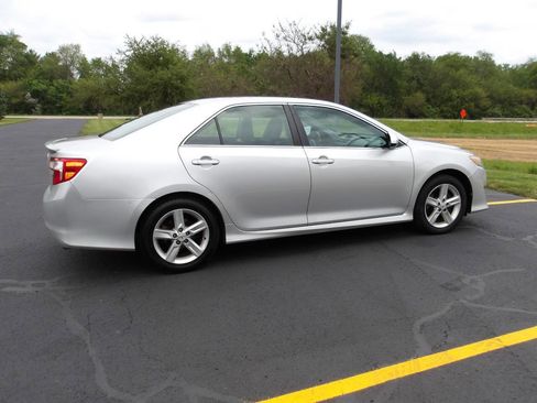 Used 2012 Toyota Camry SE FWD image 10